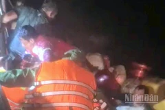 Các thuyền viên gặp nạn được tổ công tác của Đồn Biên phòng Rạch Gốc đưa lên tàu an toàn vào tối 21/11.