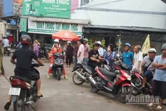 Người dân hiếu kỳ tụ tập gần hiện trường vụ án mạng tại ấp Cái Ngay, xã Thanh Tùng, tỉnh Cà Mau.