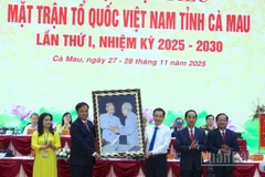 Đại diện lãnh đạo Trung ương Mặt trận Tổ quốc Việt Nam và các đoàn thể Trung ương tặng mừng Đại hội đại biểu Mặt trận Tổ quốc Việt Nam tỉnh Cà Mau.