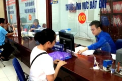 Người dân giải quyết thủ tục đất đai. 