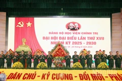 Đại tướng Trịnh Văn Quyết tặng hoa chúc mừng Ban Chấp hành Đảng bộ Học viện Chính trị nhiệm kỳ 2025-2030.