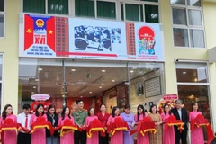 Các đại biểu dự cắt băng khai mạc Trưng bày tài liệu lưu trữ.