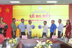 Lãnh đạo các sở, ban, ngành bấm nút ra mắt Nền tảng cơ sở dữ liệu nền GIS.