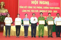 Bí thư Tỉnh ủy Vĩnh Long Trần Văn Lâu trao Bằng khen cho những tập thể có thành tích xuất sắc trong công tác phòng, chống tham nhũng, lãng phí, tiêu cực nhiệm kỳ 2020-2025. 