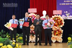 Trao quyết định công nhận 3 Phó Giáo sư. 