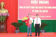 Phó trưởng Ban Tổ chức Trung ương trao Quyết định cho đồng chí Trần Trí Quang. 