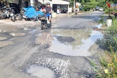 Tuyến đường H20 từ phường Thanh Đức đến xã Bình Phước bị hư hỏng nặng. 