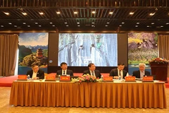 Các đại biểu chủ trì hội thảo.