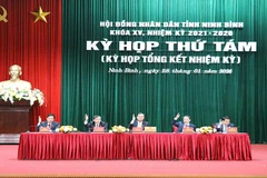 Các đồng chí Chủ tọa điều hành kỳ họp.