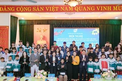 Chị Đào Ngọc Thủy cùng các thành viên trong gia đình, lãnh đạo Hội phụ nữ tỉnh Ninh Bình, lãnh đạo phường Nam Định trao các phần quà Tết cho các con do chị đỡ đầu.