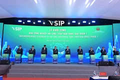 Các đại biểu thực hiện nghi thức bấm nút khởi công Khu công nghiệp Hải Long giai đoạn 1.