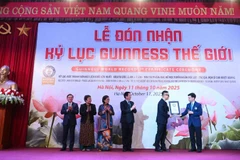 Họa sĩ Chu Nhật Quang tại Lễ đón nhận Kỷ lục Guinness thế giới.