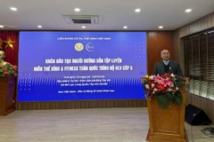 Phó Chủ tịch Liên đoàn Cử tạ-Thể hình Việt Nam Huỳnh Ngọc Minh phổ biến quy định, nội quy của khóa học tới các học viên tại buổi lễ khai giảng.