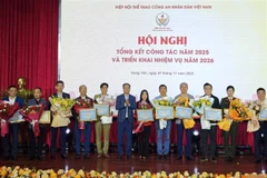 Thượng tướng Phạm Thế Tùng, Ủy viên Ban Thường vụ Đảng ủy Công an Trung ương trao tặng hoa và bằng khen cho các đơn vị đã có những đóng góp trong công tác phối hợp tổ chức các sự kiện thể thao của Công an nhân dân.