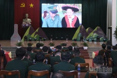 Đại biểu tham dự hội nghị theo dõi phóng sự tổng kết, tôn vinh, khen thưởng các mô hình, chương trình,... giai đoạn 2015-2025. 