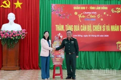 Lãnh đạo Quân khu 7 tặng quà cho quân và dân xã biên giới Tuy Đức, tỉnh Lâm Đồng.