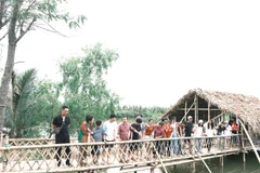 Tham gia hành trình khám phá vẻ đẹp hoang sơ Vườn quốc gia Xuân Thủy mang đến những trải nghiệm đáng nhớ và ý nghĩa. Ảnh: Bảo Nguyên