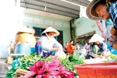 Hoa súng được bày bán tại chợ mùa nước nổi. Ảnh: Khiếu Minh
