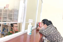 Cán bộ Công an xã Lộc Bình giải quyết thủ tục hành chính phục vụ người dân.