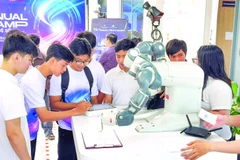 Học sinh, sinh viên Vĩnh Long tích cực tham gia các sản phẩm ứng dụng khoa học-công nghệ.