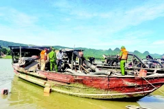 Lực lượng chức năng phát hiện tàu khai thác cát trái phép trên tuyến sông Gianh, địa phận thôn Thanh Châu, xã Tuyên Hóa, tỉnh Quảng Trị vào ngày 8/8.