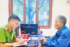 Cán bộ Công an tỉnh Hà Tĩnh tuyên truyền, ngăn chặn các hành vi lừa đảo.
