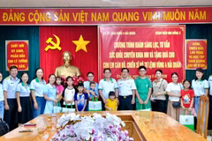 Đoàn công tác của Bệnh viện Nhi đồng 2 khám sức khỏe cho trẻ em tại Vùng 4 Hải quân. 