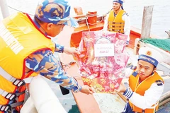 Những phần quà mang nặng nghĩa tình của đoàn công tác đến với cán bộ, chiến sĩ đang làm nhiệm vụ tại vùng đảo Tây Nam.