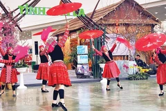 Các thiếu nữ dân tộc H'Mông trong điệu múa đón chào mùa xuân mới.