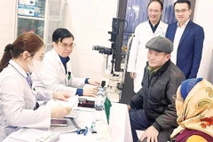 Cán bộ y tế Bệnh viện Mắt Hải Phòng khám sàng lọc, phát hiện các bệnh về mắt cho người dân.