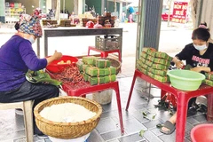 Hiện còn khoảng 10 hộ dân khu vực cầu Báng vẫn giữ nghề làm bánh chưng truyền thống.