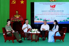 Các diễn giả tham dự buổi nói chuyện chuyên đề kỷ niệm 80 năm Cách mạng Tháng Tám.