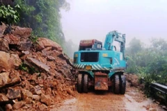 Lực lượng chức năng nỗ lực khắc phục sạt lở đường Hồ Chí Minh qua xã A Lưới 1, thành phố Huế. (Ảnh: D.HUY)