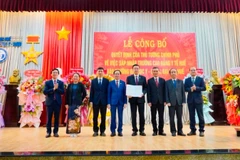 Tiến sĩ Lê Đình Nghị, Vụ trưởng Vụ Tổ chức cán bộ, Bộ Giáo dục và Đào tạo trao Quyết định của Thủ tướng Chính phủ cho lãnh đạo Trường Đại học Y-Dược Huế.