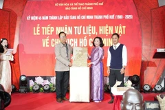 Lãnh đạo Bảo tàng Hồ Chí Minh thành phố Huế tiếp tác phẩm gốm nghệ thuật từ họa sĩ Nguyễn Thiện Đức - Chủ tịch Hội Mỹ thuật thành phố Huế. (Ảnh: Vũ Hoàng)