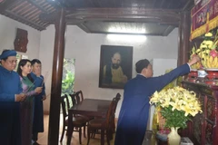 Dâng hoa, dâng hương tại Khu di tích lưu niệm Phan Bội Châu.