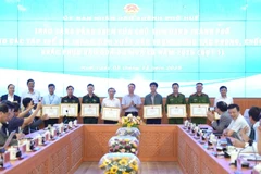 Chủ tịch Ủy ban nhân dân thành phố Huế Phan Thiên Định trao Bằng khen tặng các tập thể xuất sắc.