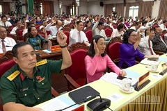 Đại biểu biểu quyết thống nhất nghị quyết tại kỳ họp. 
