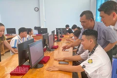 Nhiều thí sinh phấn khởi với điểm thi của mình. 