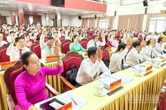 Đại biểu biểu quyết thông qua các tờ trình, nghị quyết. 