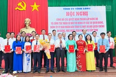 Bí thư Tỉnh ủy Vĩnh Long Ngô Chí Cường trao quyết định và tặng hoa chúc mừng Đảng ủy các cơ quan đảng Vĩnh Long. 