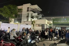 Người dân thức trọn đêm để xếp hàng nộp hồ sơ mua nhà ở xã hội tại Khu đô thị mới Kim Chung, xã Thiên Lộc, Hà Nội. Ảnh: Diên Khánh