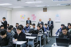 Đoàn chuyên gia của Hiệp hội Kiểm định các Trường đại học Nhật Bản kiểm định chất lượng tại Trường đại học Việt Nhật. (Ảnh VJU)