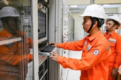 Kiểm tra thông số thiết bị điện tại trạm biến áp. (Ảnh Thành Đạt)