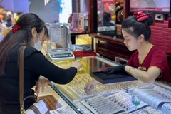 Giá vàng ở thị trường trong nước, sau giai đoạn “sóng tăng” mạnh đã lao dốc bất thường khiến nhiều nhà đầu tư mua vàng ở đỉnh đang phải chịu khoản lỗ nặng nề. (Ảnh: Minh Phương) 