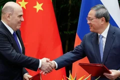 Thủ tướng Nga Mikhail Mishustin (trái) và Thủ tướng Trung Quốc Lý Cường. 