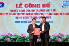 Thứ trưởng Y tế Đỗ Xuân Tuyên trao quyết định cho Tiến sĩ, Bác sĩ Hồ Văn Linh.