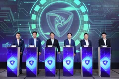 Đại tướng Lương Tam Quang cùng các đại biểu chuẩn bị nhấn nút chính thức ra mắt An ninh mạng Việt Nam. (Ảnh: Hiệp hội An ninh mạng quốc gia)