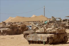 Xe quân sự Israel được triển khai gần biên giới với Dải Gaza. Ảnh: THX/TTXVN