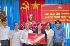 Các đơn vị ủng hộ đồng bào miền trung bị thiệt hại do mưa lũ gây ra.